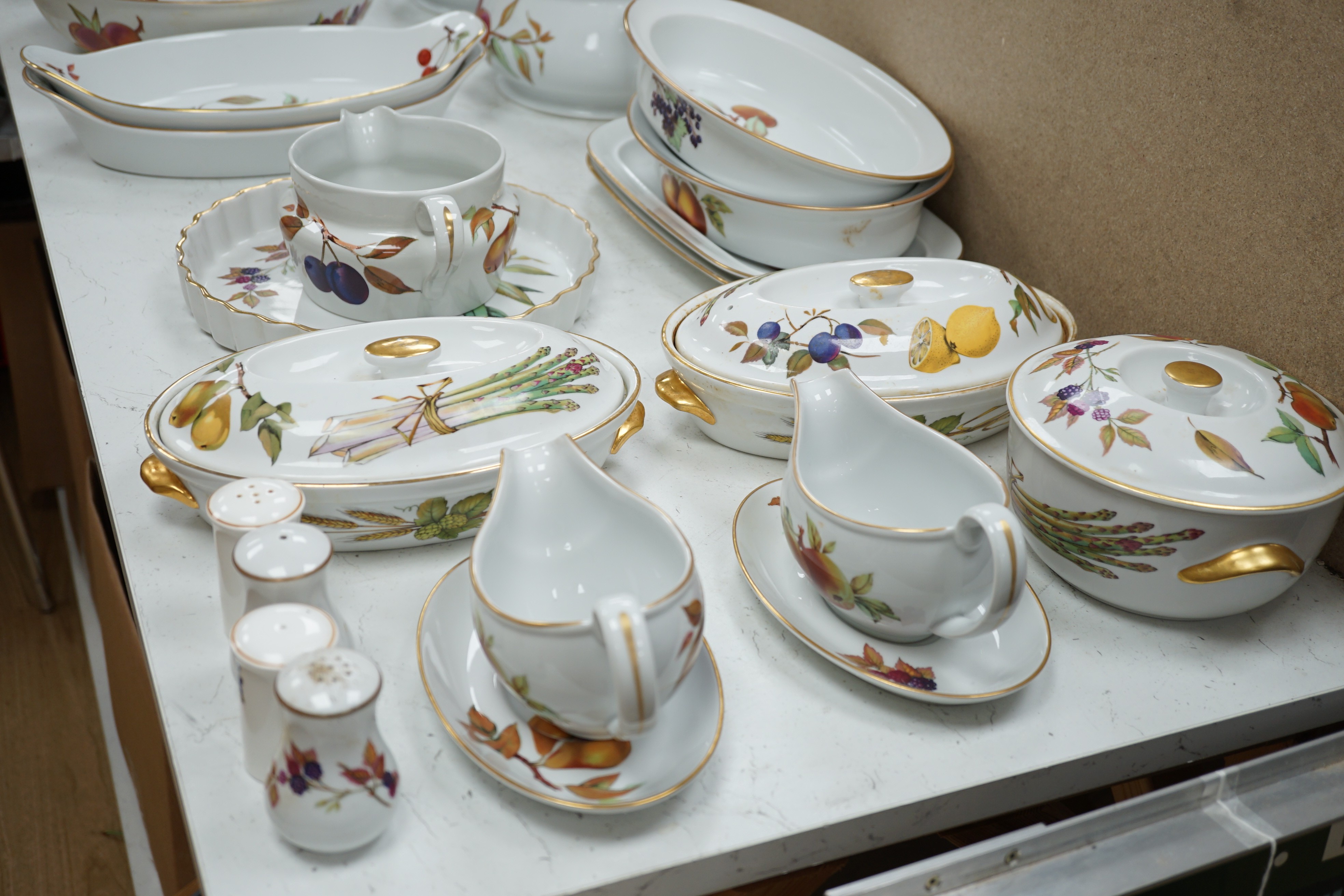 A Royal Worcester Evesham pattern part dinner service